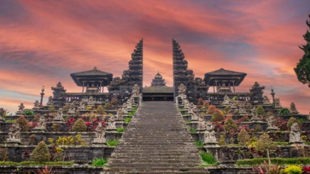 Pura Besakih: Keagungan Pura Ibu di Lereng Gunung Agung